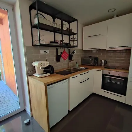 Bright Cosy House With Parking