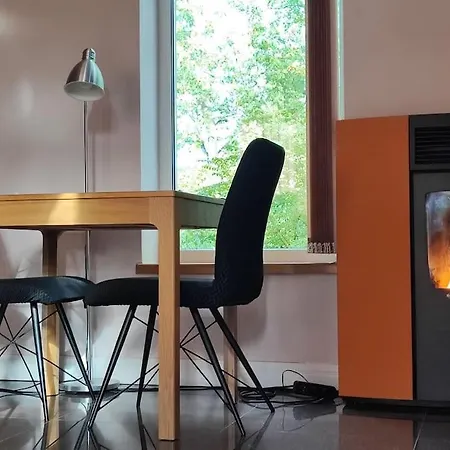 Bright Cosy House With Parking