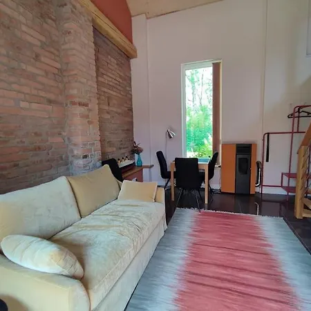 Bright Cosy House With Parking